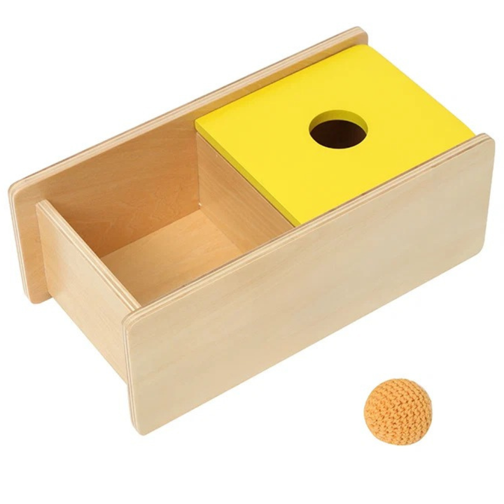 Boîte avec couvercle basculant et balle en tricot
