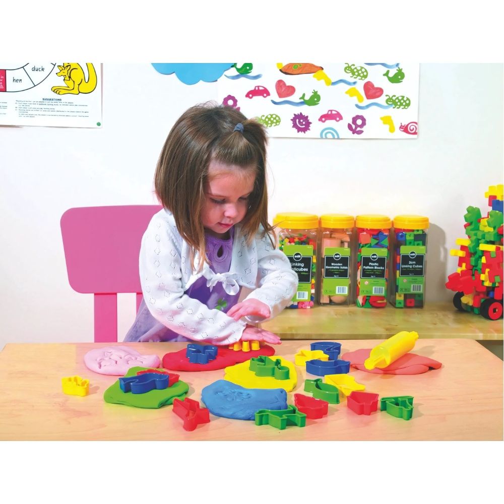 Lot de 16 maxi emporte pièces et 1 rouleau