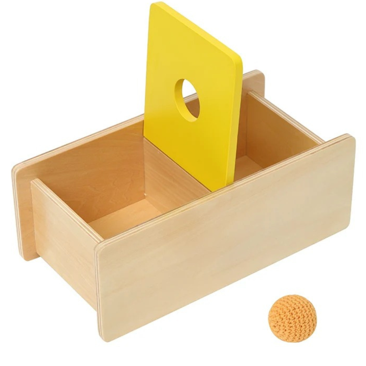 Boîte avec couvercle basculant et balle en tricot