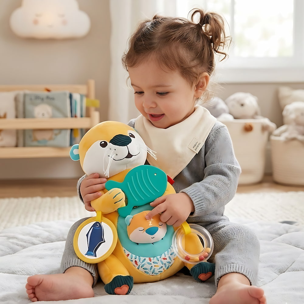 Baby playing with Mommy Otter plush – LUDI educational toy | EVEIL MONTESSORI