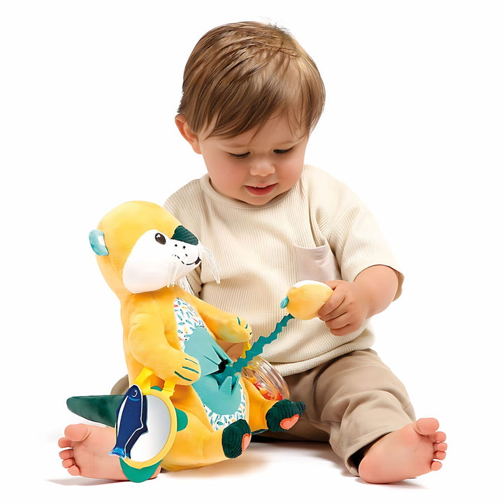  Bébé jouant avec peluche Maman Loutre – jouet éducatif LUDI | EVEIL MONTESSORI