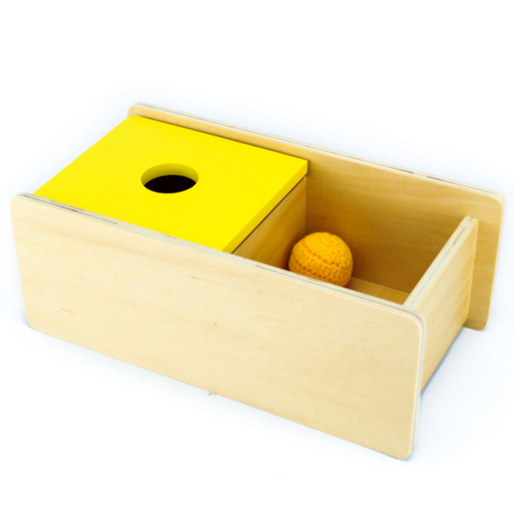 Boîte avec couvercle basculant et balle en tricot