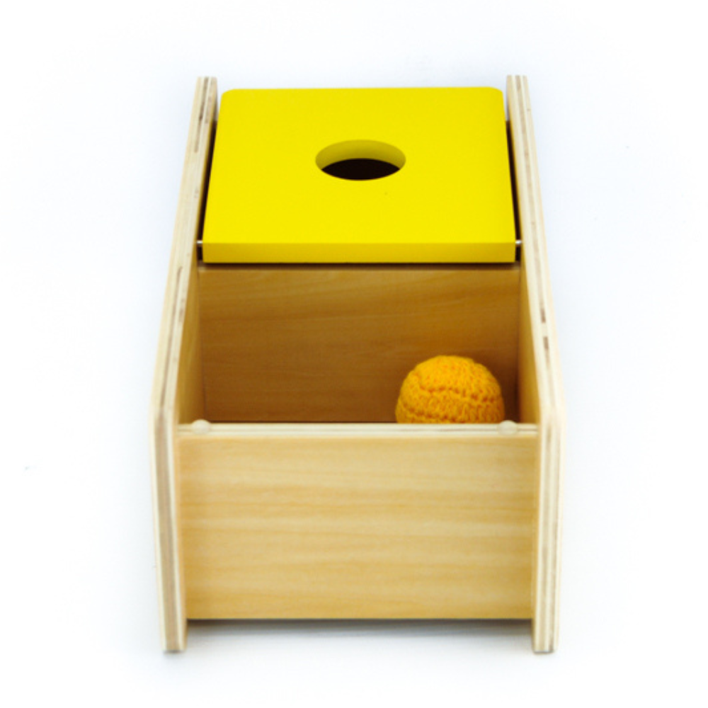 Boîte avec couvercle basculant et balle en tricot