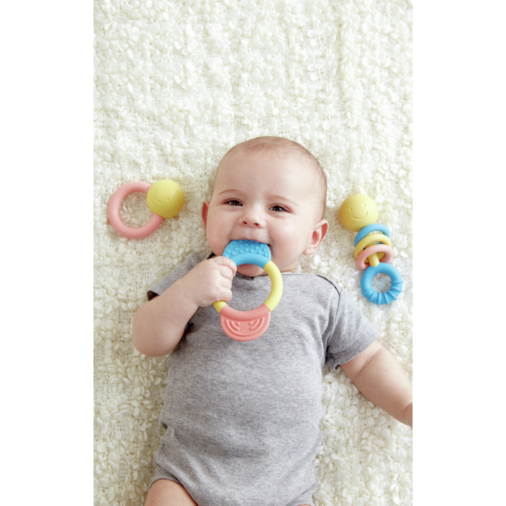 Hochet et anneaux de dentition