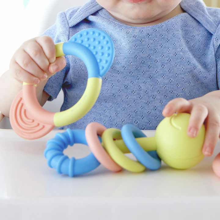 Hochet et anneaux de dentition