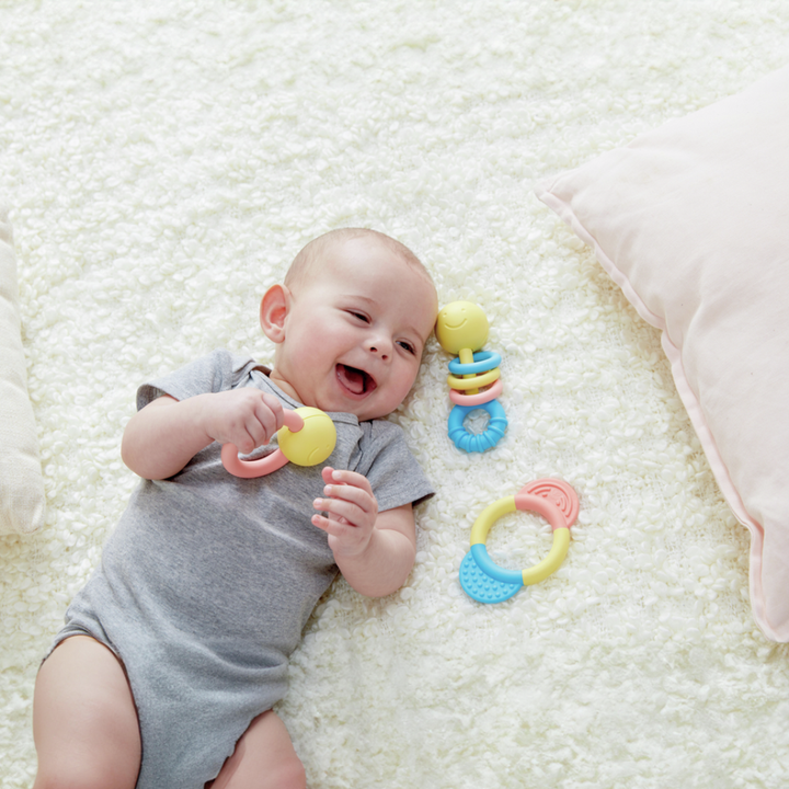 Hochet et anneaux de dentition