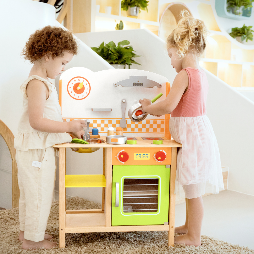 Jolie cuisine en bois avec accessoires
