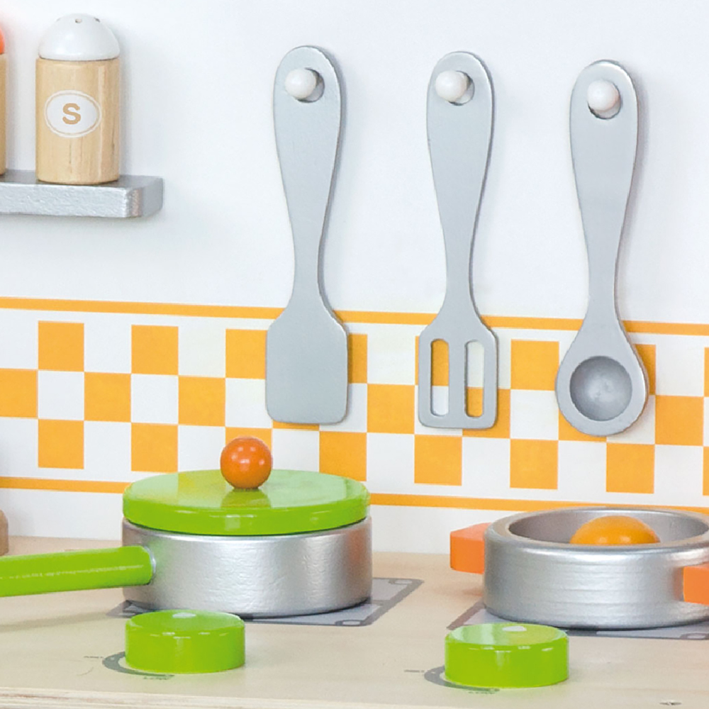 Jolie cuisine en bois avec accessoires