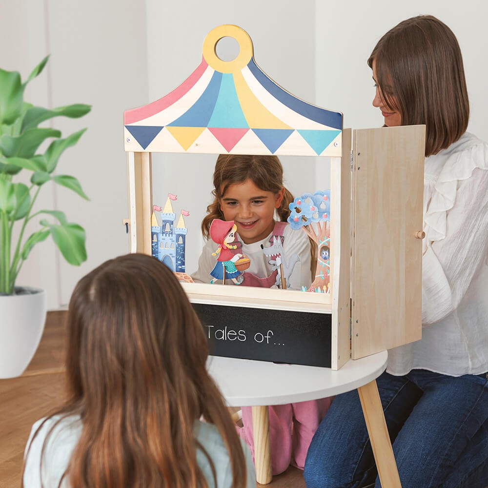 Théâtre en bois avec personnages