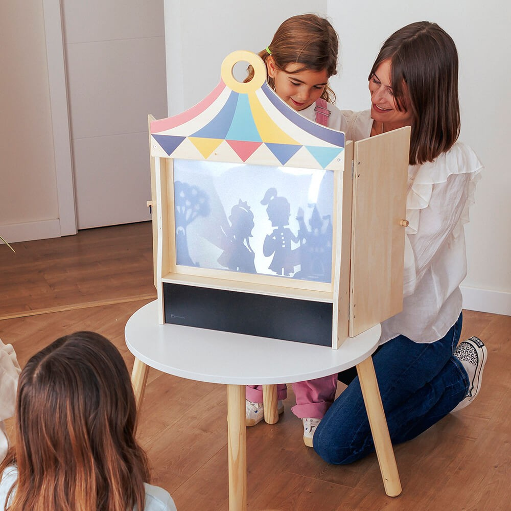 Théâtre en bois avec personnages