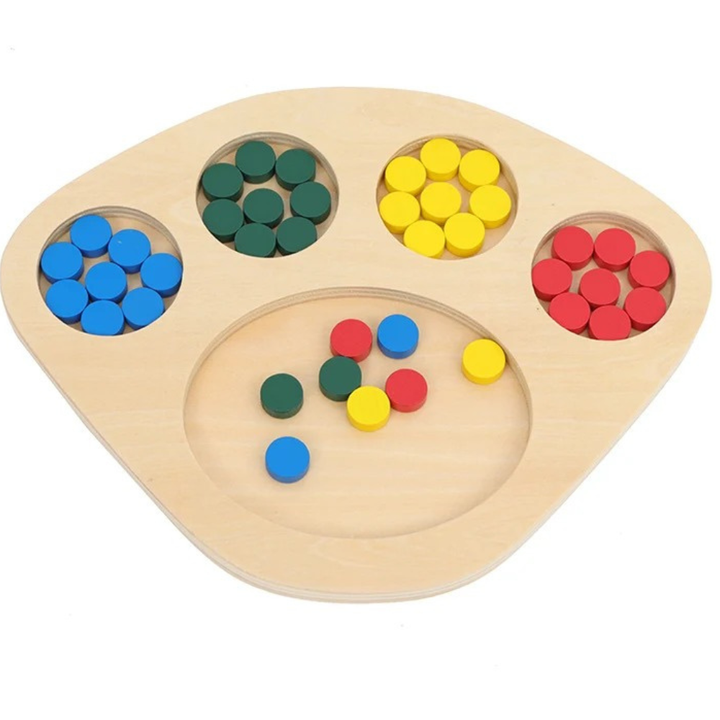 Plateau de tri en bois avec jetons colorés