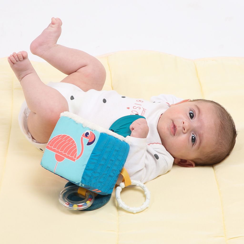 Cube d’éveil en tissu