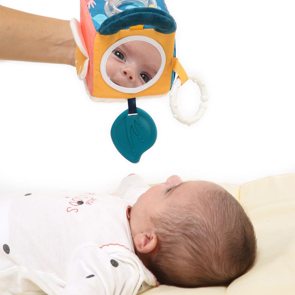 Cube d’éveil en tissu