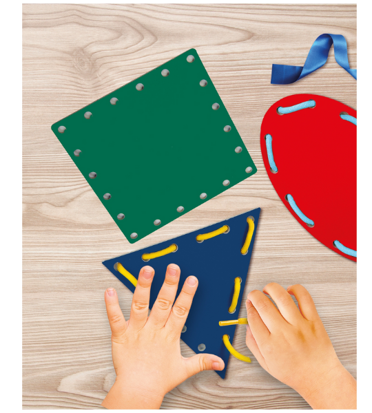 Montessori : des formes et des lacets