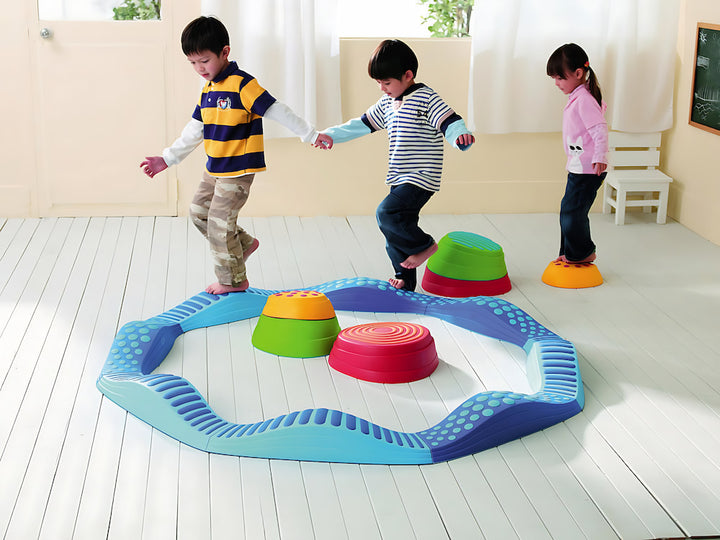 Parcours tactile avec pierres de rivière