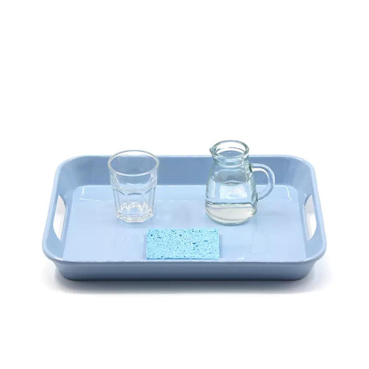 Verser du liquide dans un verre - 1 - Eveil Montessori Maroc