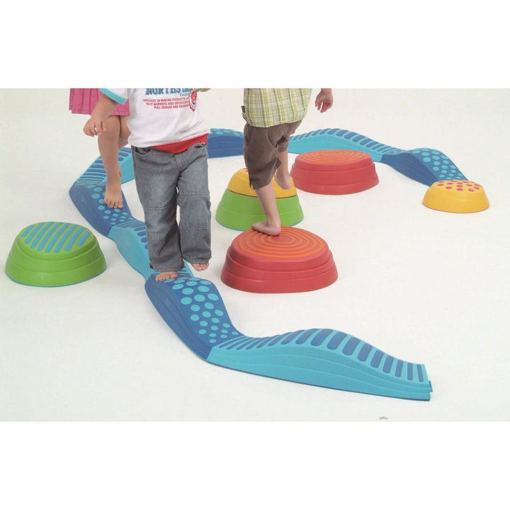 Parcours tactile avec pierres de rivière