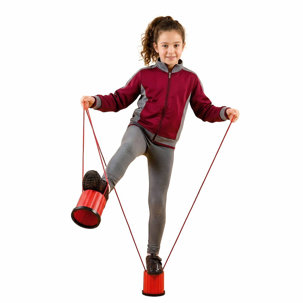 Enfant utilisant des échasses anti‑dérapantes pour développer équilibre et motricité