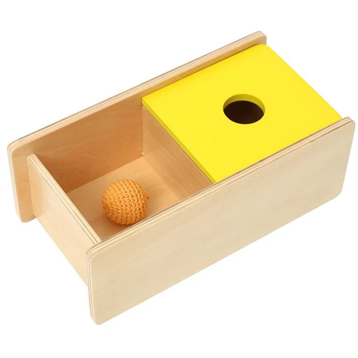 Boîte avec couvercle basculant et balle en tricot