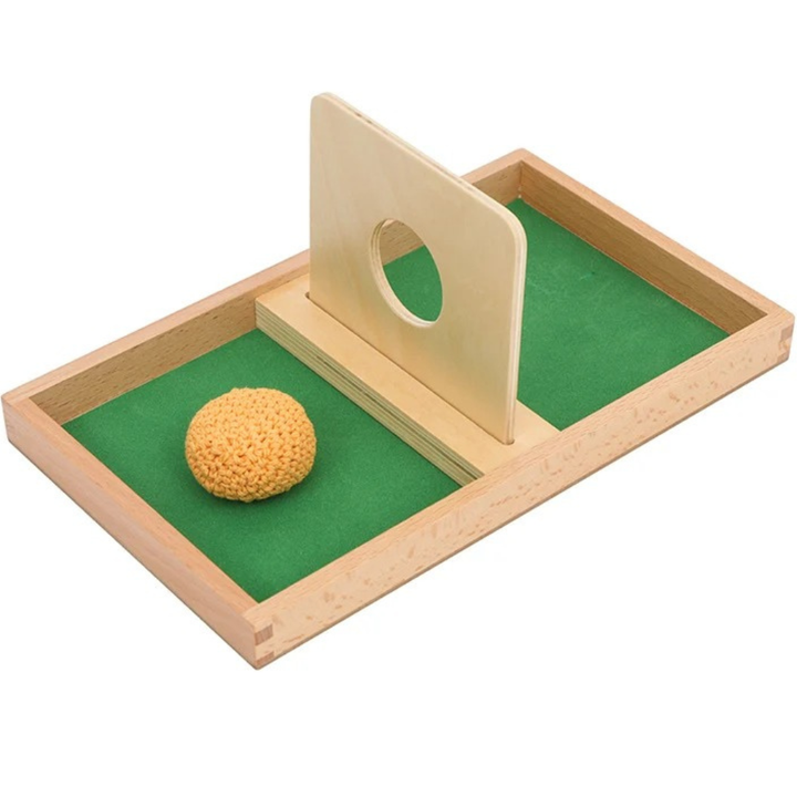 Tableau d'encastrement avec balle en tricot