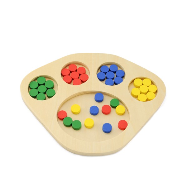 Plateau de tri en bois avec jetons colorés - Eveil Montessori Maroc