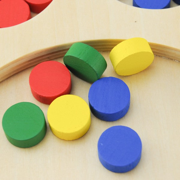 Plateau de tri en bois avec jetons colorés - Eveil Montessori Maroc