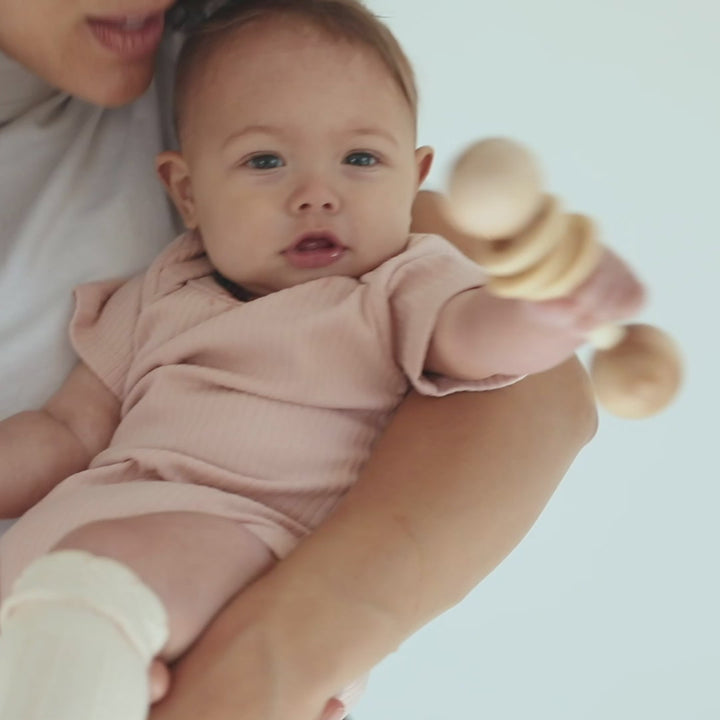 Hochet tige avec 3 anneaux en bois