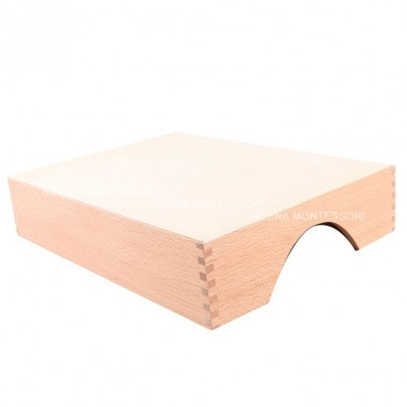 Plateau des formes à dessins. - Eveil Montessori Maroc