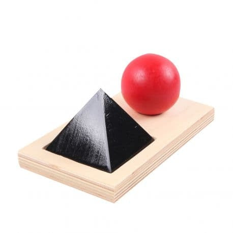 Symboles du nom et du verbe sur un support en bois - Eveil Montessori Maroc