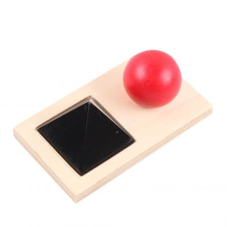 Symboles du nom et du verbe sur un support en bois - Eveil Montessori Maroc