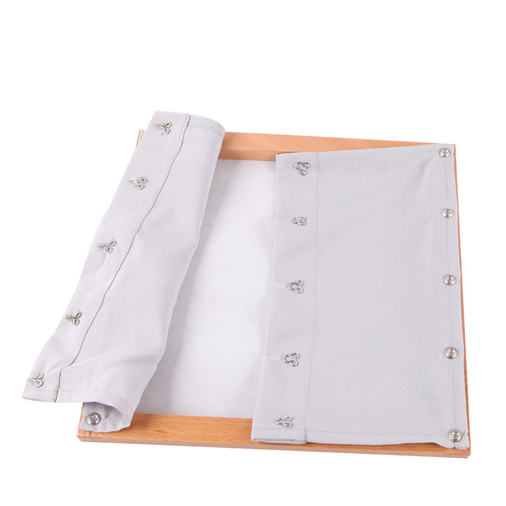 Cadre d'habillage à crochets - Eveil Montessori Maroc