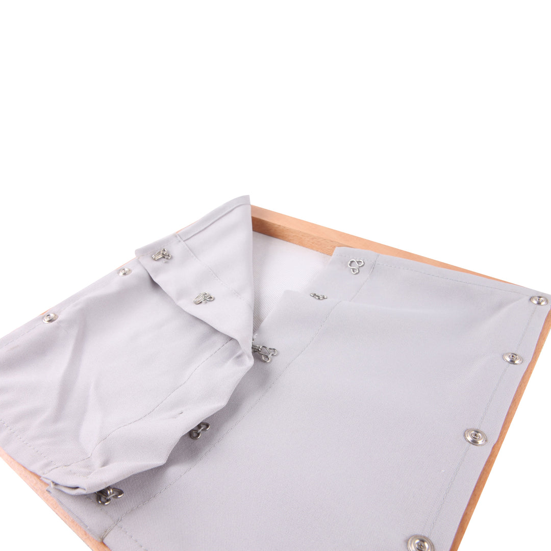 Cadre d'habillage à crochets - Eveil Montessori Maroc