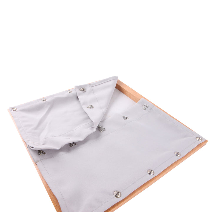 Cadre d'habillage à crochets - Eveil Montessori Maroc