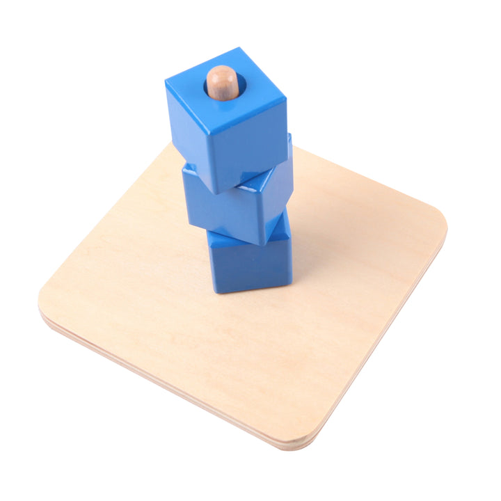 Enfilage de cubes bleus - Eveil Montessori Maroc