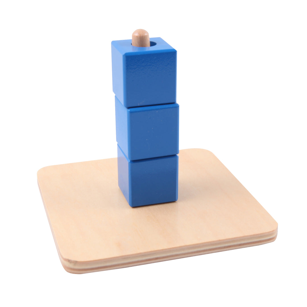 Enfilage de cubes bleus - Eveil Montessori Maroc