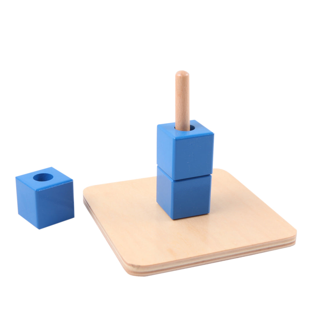 Enfilage de cubes bleus - Eveil Montessori Maroc