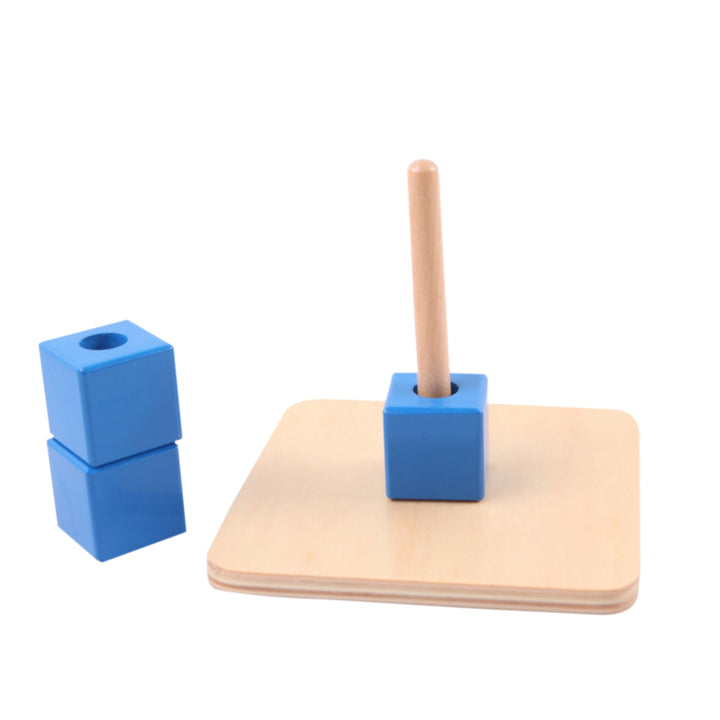 Enfilage de cubes bleus - Eveil Montessori Maroc