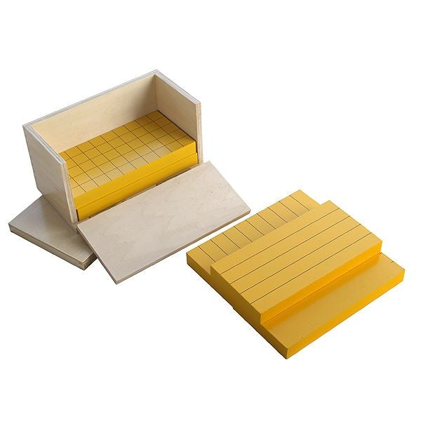Cinq prismes jaunes dans une boîte en bois - Eveil Montessori Maroc