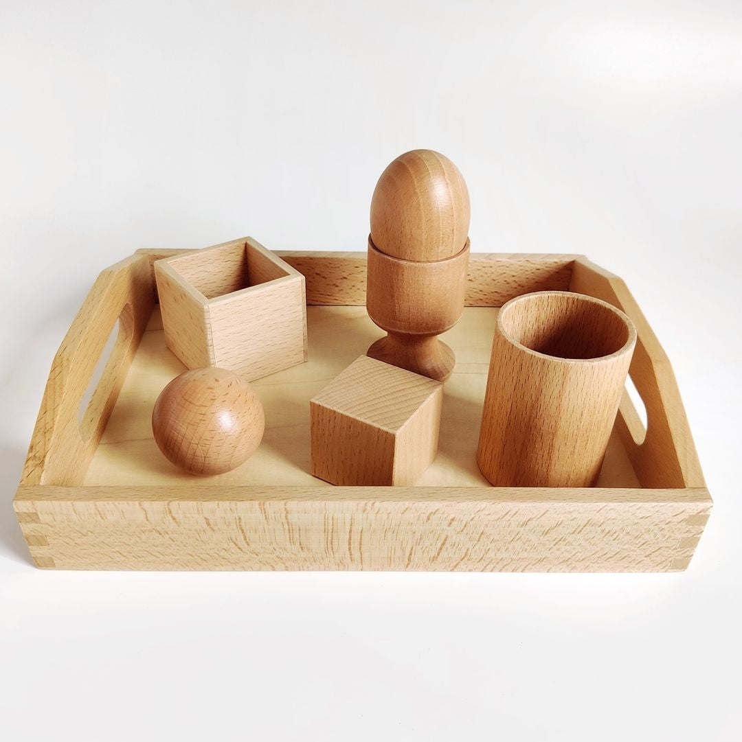 Exercice objets 3D en bois - Eveil Montessori Maroc