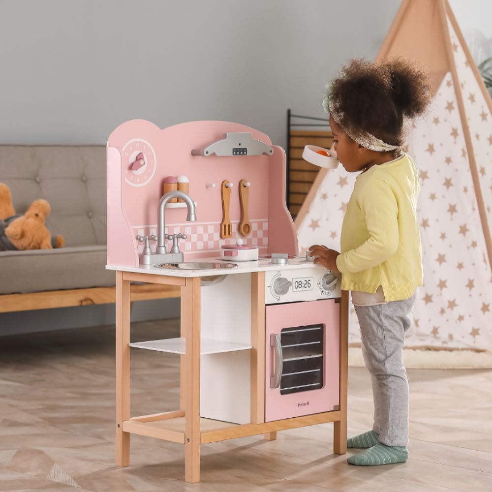 Cuisine en bois rose avec vaisselle - Eveil Montessori Maroc
