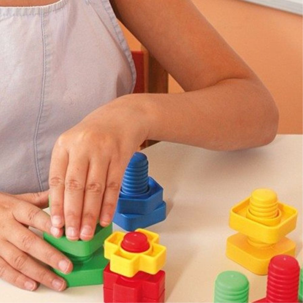 Baril de 32 pièces vis et boulons - Eveil Montessori Maroc