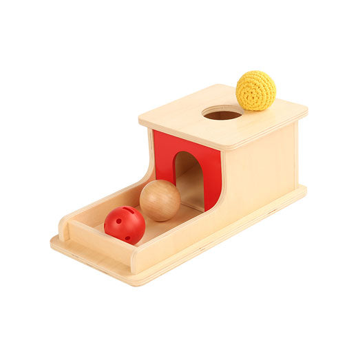 Boîte de permanence d'objet avec plateau trois boules (bois, plastique, tressé) - Eveil Montessori Maroc
