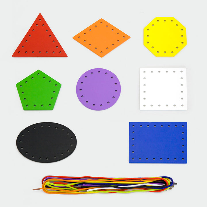 Formes géométriques à lacer, en bois - Eveil Montessori Maroc
