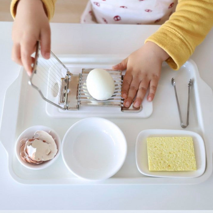 Peler et couper un œuf - Eveil Montessori Maroc