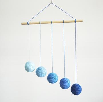 Mobile Montessori De Gobbi : Bleu - Eveil Montessori Maroc