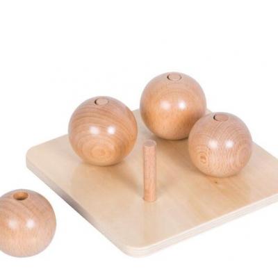 Quatre boules en bois sur tige verticale | Eveil Montessori Maroc