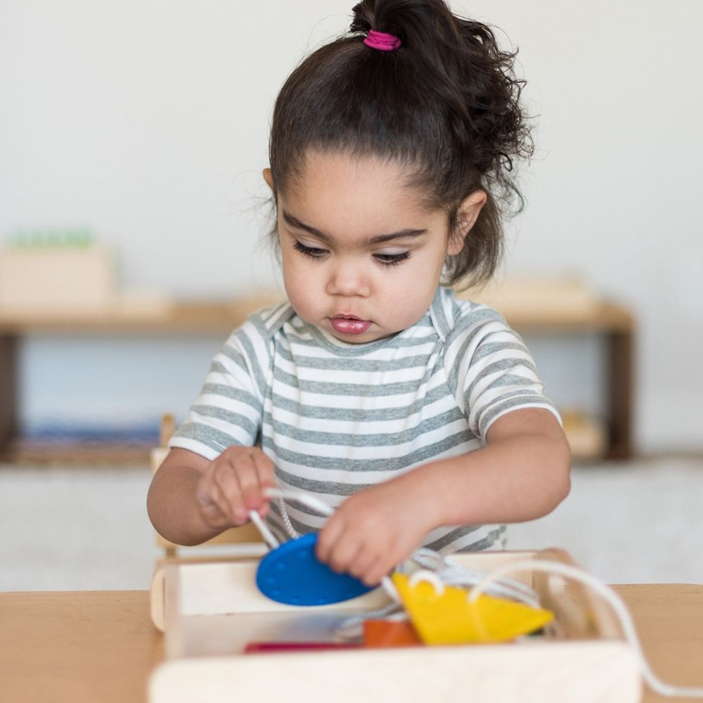 Formes géométriques à lacer avec un plateau en bois - Eveil Montessori Maroc