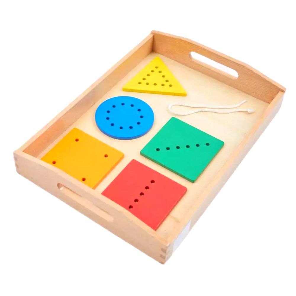 Formes géométriques à lacer avec un plateau en bois - Eveil Montessori Maroc
