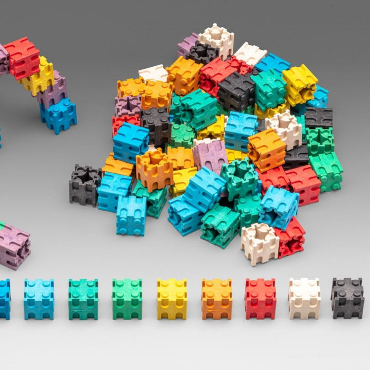 Lot de 100 cubes encastrables colorés en bois Re-Wood® (2cm) - Eveil Montessori Maroc