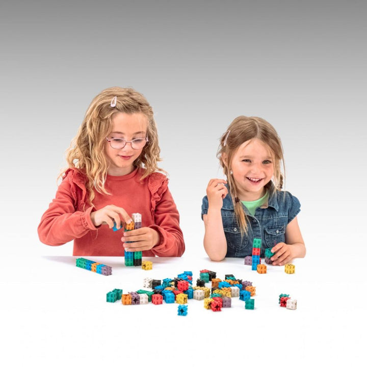 Lot de 100 cubes encastrables colorés en bois Re-Wood® (2cm) - Eveil Montessori Maroc